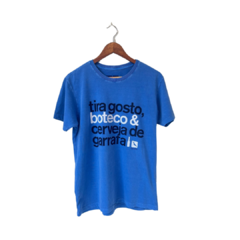 Camiseta azul com estampa "tira gosto, boteco & cerveja de garrafa".