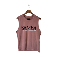 Regata masculina com a palavra "SAMBA" estampada em destaque e uma frase abaixo.