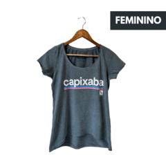 Camiseta feminina cinza com estampa "capixaba" em letras brancas e detalhes coloridos.