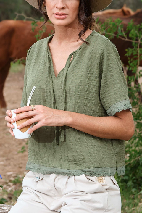 Blusa m/c apertura en delantero y tajos laterales - comprar online