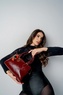 BOLSA COURO LEGÍTIMO BAÚ COM CHARM VERNIZ CHERRY