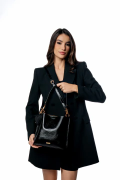 BOLSA COURO LEGÍTIMO BUCKET COM CHARM VERNIZ PRETA - Ana Cavalcanti