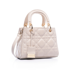 BOLSA COURO LEGÍTIMO MATELASSÊ REDONDO MÉDIA OFF WHITE