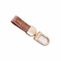 CHAVEIRO METAL EM COURO LEGÍTIMO CROCO CARAMELO