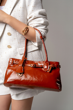 BOLSA EM COURO LEGÍTIMO BUCKLE RETANGULAR VERNIZ CARAMELO
