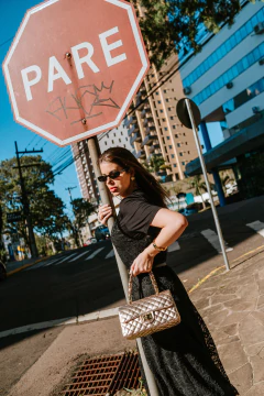 BOLSA COURO LEGÍTIMO QUILTED MÉDIA EM MATELASSÊ DOURADA