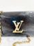 Bolsa Louis Vuitton Pochette Louise Epi Leather Preta - MICROCHIPPED