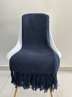 4 itens - 3 capas Col. Linho Drapeada azul + 1 Manta escama azul marinho 1.20x1.80 - Almofadaria & Cia