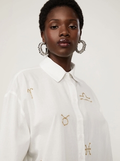 CAMISA FEMININA ANIMALE BORDADO SIGNOS BRANCA