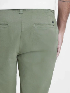 BERMUDA MASCULINA ARAMIS CHINO COLOR VERDE MILITAR - comprar online