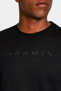 CAMISETA MASCULINA ARAMIS ESTAMPA BRAILE PRETA - comprar online