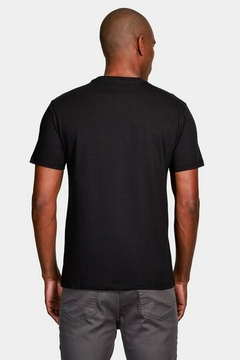 CAMISETA MASCULINA ARAMIS ESTAMPA BRAILE PRETA na internet