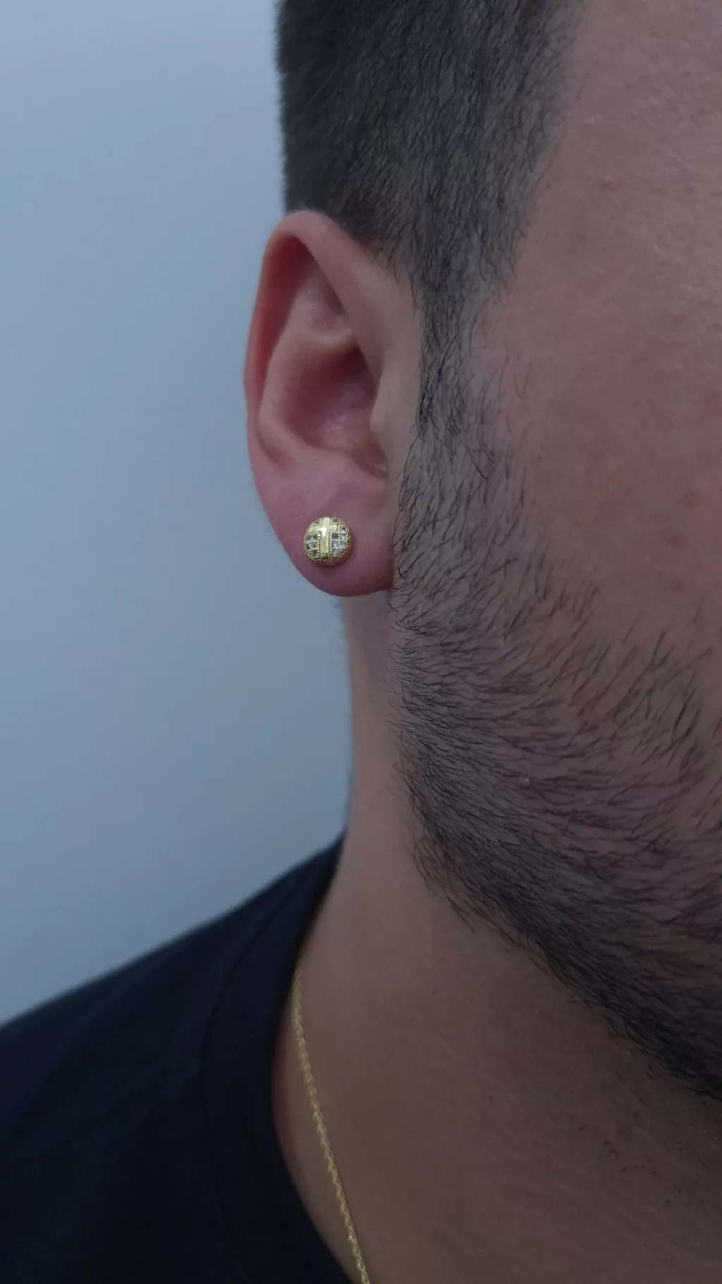 Brinco Cruz redondo cravejado com 18 pedras (1,4g)