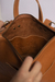 Interior de Mochila de cuero full grain sin forrería. Puede convertirse en bolso para llevar al hombro intercambiando la posición de las correas.

