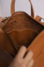 Interior de Mochila de cuero full grain sin forrería. Puede convertirse en bolso para llevar al hombro intercambiando la posición de las correas.

