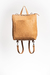 Mochila de cuero curtido vegetal maíz, se convierte en bolso para llevar al hombro. 