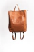 Mochila de cuero color marrón, se convierte en bolso intercambiando de posición las correas.
