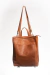 Mochila de cuero full grain sin forrería. Puede convertirse en bolso para llevar al hombro intercambiando la posición de las correas.

Tiene un bolsillo interno y otro externo en la espalda con cierre metálico.