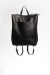 Mochila de cuero full grain sin forrería. Puede convertirse en bolso para llevar al hombro intercambiando la posición de las correas.

Tiene un bolsillo interno y otro externo en la espalda con cierre metálico.