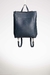 Mochila de cuero curtido vegetal azul, se convierte en bolso para llevar al hombro. 