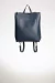 Mochila de cuero curtido vegetal azul, se convierte en bolso para llevar al hombro. 