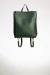 Mochila de cuero curtido vegetal verde, se convierte en bolso para llevar al hombro. 