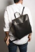 Mochila de cuero full grain sin forrería. Puede convertirse en bolso para llevar al hombro intercambiando la posición de las correas.

Tiene un bolsillo interno y otro externo en la espalda con cierre metálico.