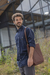 Mochila de cuero full grain sin forrería. Puede convertirse en bolso para llevar al hombro intercambiando la posición de las correas.

Tiene un bolsillo interno y otro externo en la espalda con cierre metálico.