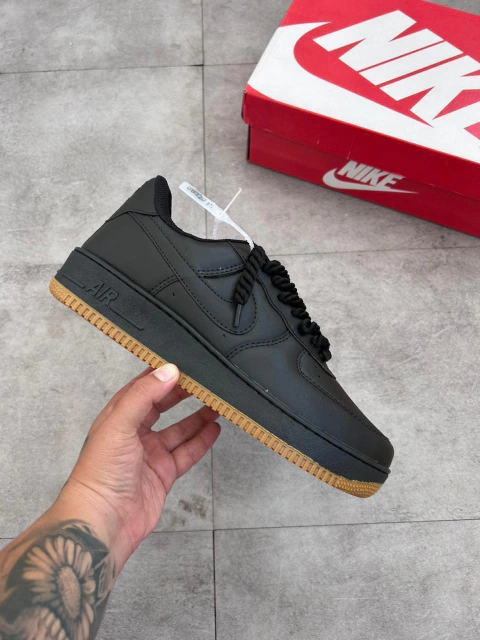 NIKE AIR FORCE NOBUCK PRETO SOLA MARROM