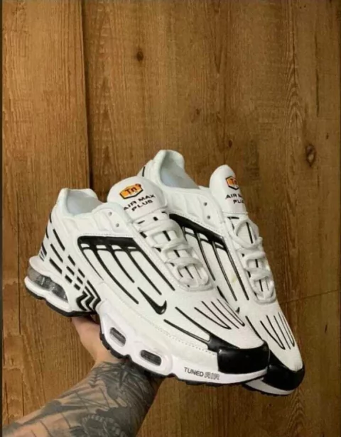NIKE AIRMAX TN PLUS BRANCO E PRETO