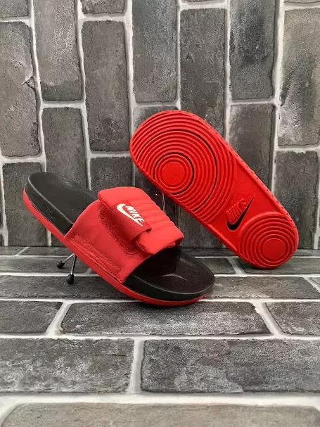 CHINELO NIKE OFFCOURT PRETO VERMELHO