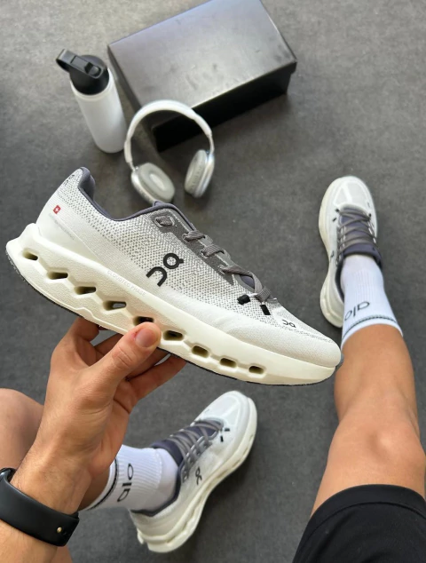 ON CLOUD OFF WHITE