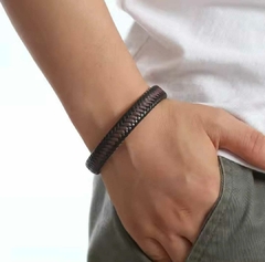 Pulsera de cuero trenzado. on internet