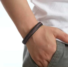 Pulsera de cuero trenzado. en internet