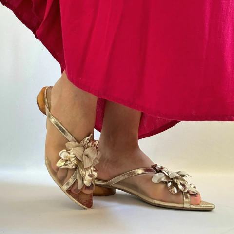 Sandália Couro Ouro Enfeite Flor Salto Madeira - comprar online
