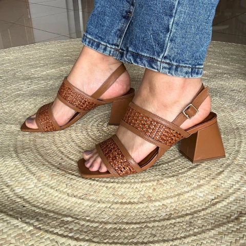 Sandália Couro Tiras Tresse Caramelo - comprar online