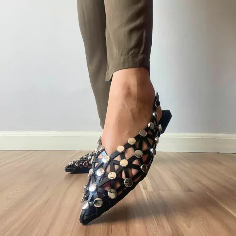 Sapatilha Couro Bico Fino Metais Prata