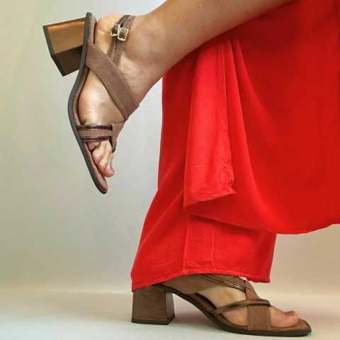 Sandália Couro Camurça Chocolate com metalizado Salto Medio - comprar online