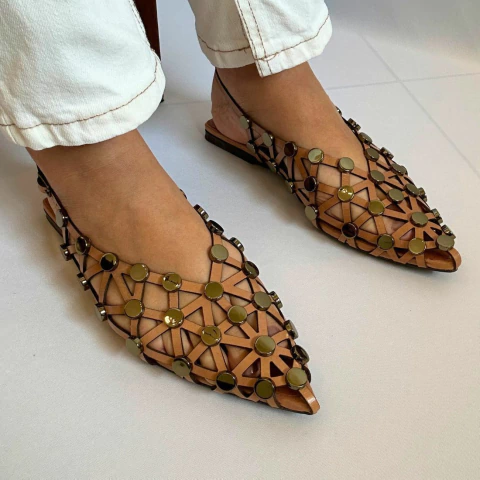 Sapatilha Couro Ocre e Enfeites Metálicos - comprar online