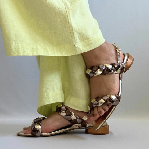 Sandália Couro Metalizado Trançado Salto Madeira - comprar online