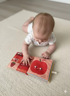 Imagen de COMBO Libro Blando "Colores" + Sonajero de Cochecito "Frutilla"