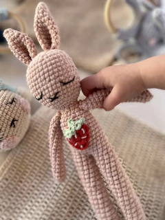 Muñeco tejido *Conejo Rosa Frutilla* - Coco House Kids