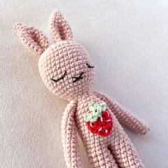 Muñeco tejido *Conejo Rosa Frutilla* - comprar online