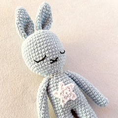 Muñeco tejido *Conejo Celeste Estrella* - comprar online
