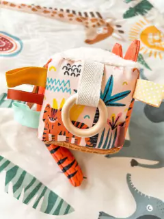 Imagen de Set Regalo +3 Meses *TIGRE* (Cubo Sensorial + Bastón)