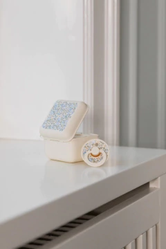 Caja porta chupetes BIBS - Eloise Ivory - Coco House Kids