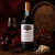 Garrafa de Vinho do Porto Poças Ruby 750ml ao lado de taça com vinho tinto, frutas vermelhas, chocolate, queijo azul e bolo de chocolate