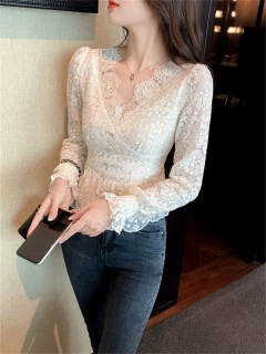 Blusa Manga Longa Com Renda DL 980 na internet