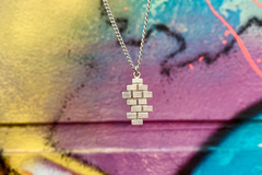 THE WALL NECKLACE en internet
