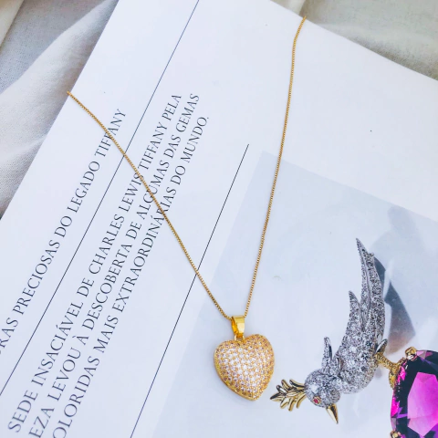 Colar coração cravejado zircônias brancas Banho Ouro 18K